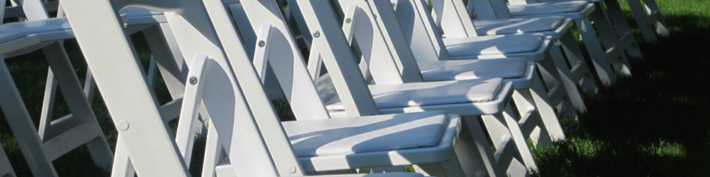 Comment choisir sa chaise pour un événement ? Pliante, empilable, barre de seuil, classement au feu…