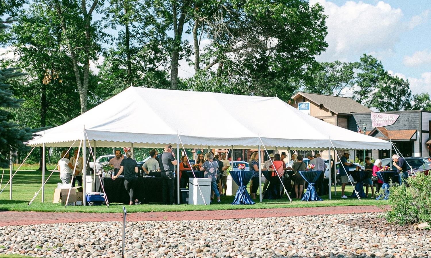 Classement au feu des matériaux : bois, plastique, bâches, tissus – Sécuriser vos événements
