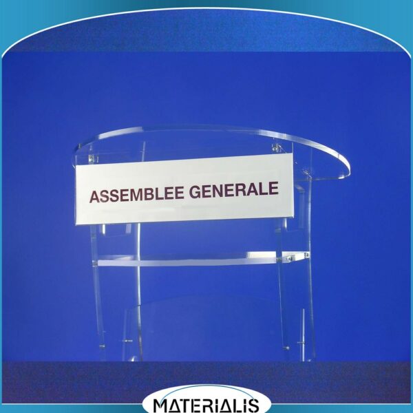 Fronton pupitre 13 cm pour affichage du titre d’événement. Insertion simple de bristol imprimé. Compatible micro col de cygne et éclairage pupitre.