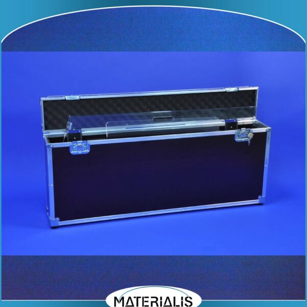 Flight case 120x50x15 cm pour pupitre pliable. Intérieur en mousse haute densité, poignées cadenassables, coins renforcés. Transport sécurisé, 28 kg avec pupitre.