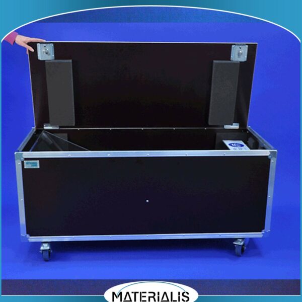 Flight case 135x57x50 cm pour pupitres PPZ, PZO, PCL, PLX. Mousse haute densité, serrure avec clefs, roulettes freinées. Transport ultra sécurisé.