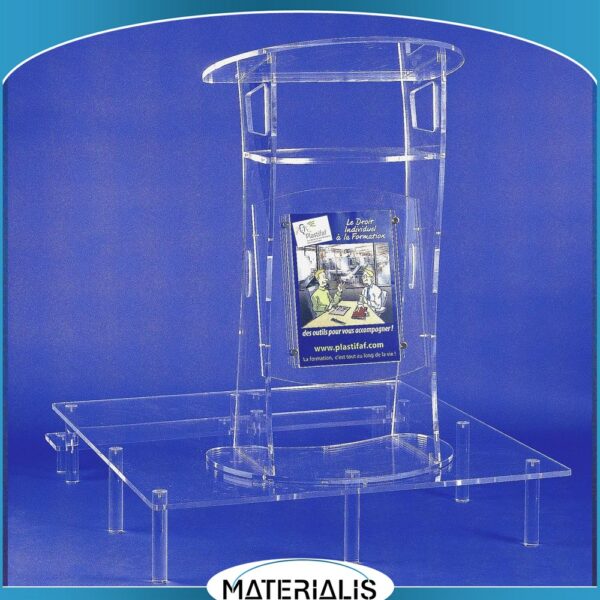 Podium en plexiglas épais 1,5 cm, assorti aux pupitres de conférence. Dimensions 140×120 cm, hauteur 25 cm avec marche de 12,5 cm. Élégant, stable et discret.