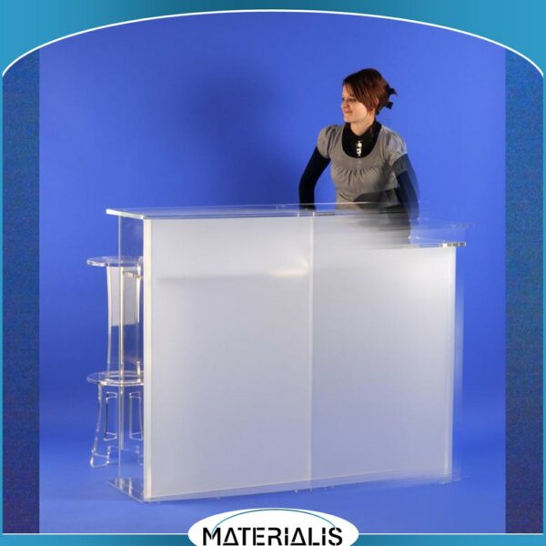 Pupitre double en plexiglas dépoli, parfait pour conférences à 2 ou 3 personnes ou comme comptoir d’accueil. Plateau 150 cm, voile anti-reflet, 2 tablettes arrière.