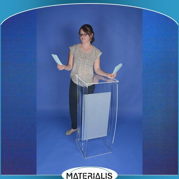 Pupitre en plexiglas découpé au laser, parfait comme comptoir ou support d’animation. Hauteur 100 cm, voile blanc diffusant, design sobre et fonctionnel.