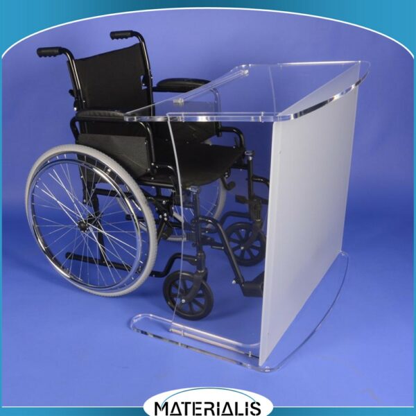 Conçu pour l’accessibilité, ce pupitre PMR en plexiglas convient aux orateurs en fauteuil roulant. Large base dégagée, voile dépoli, hauteur 79 cm.