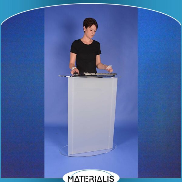 Pupitre borne d’accueil en plexiglas avec voile dépoli personnalisable. Plateau ovale, tablette intermédiaire et design élégant. Idéal pour hall, salons ou conférences.