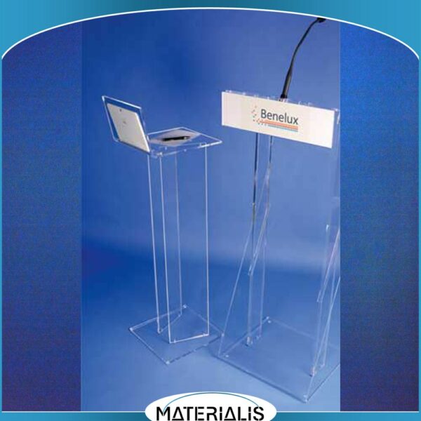 Support transparent en plexiglas pour ordinateur ou tablette. Design stable et épuré, hauteur 121 cm, livré à plat pour un montage rapide. Idéal pour la prise de parole.