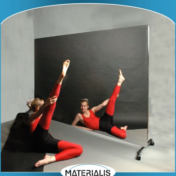Miroir mobile incassable sur roulettes, léger et haute qualité de réflexion. Idéal pour salles de sport, danse, théâtre, ou rééducation. Sécurité et mobilité garanties.