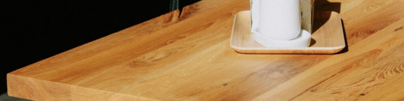 Comment nettoyer et entretenir vos tables professionnelles en bois ou en résine (HDPE, Polypropylène) ?