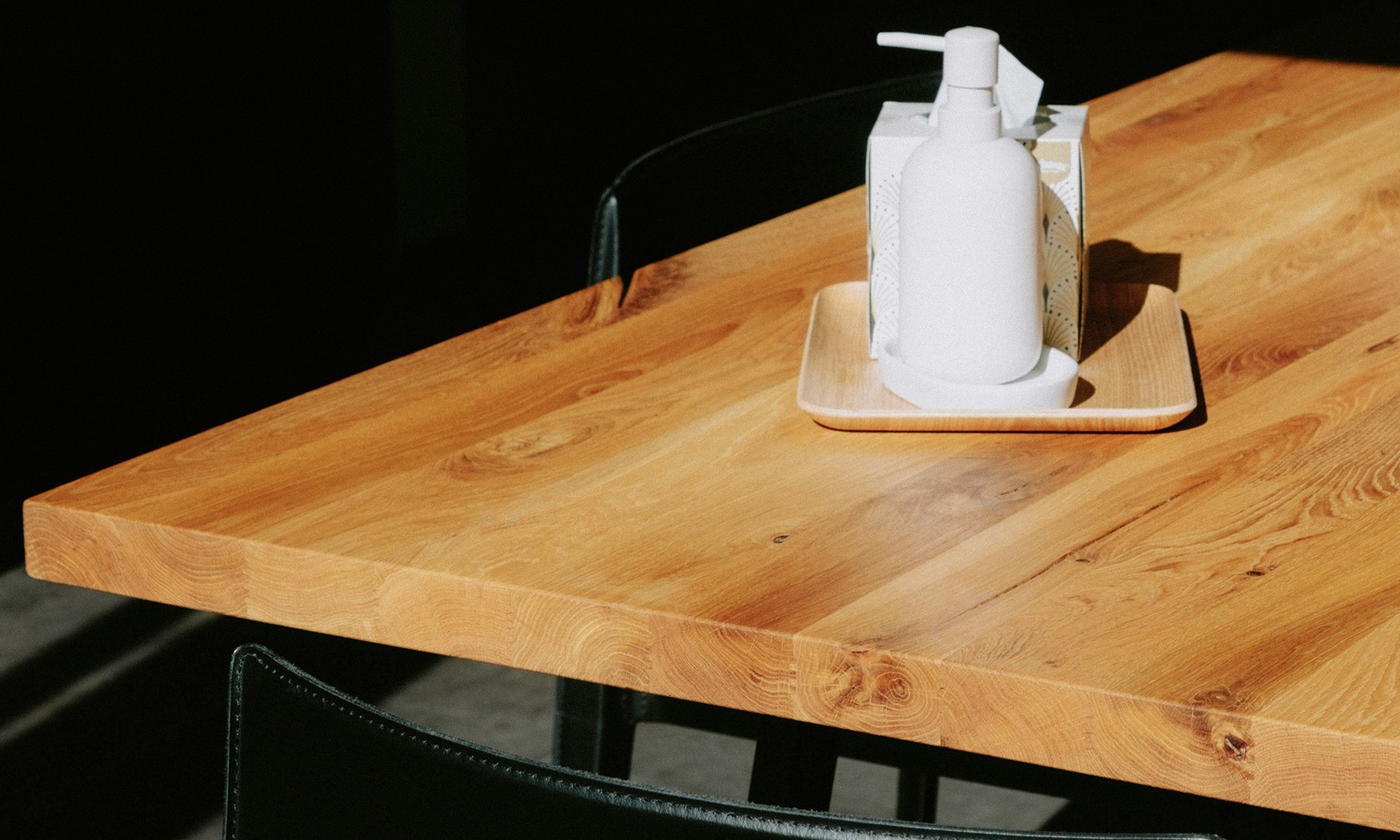 Comment nettoyer et entretenir vos tables professionnelles en bois ou en résine (HDPE, Polypropylène) ?