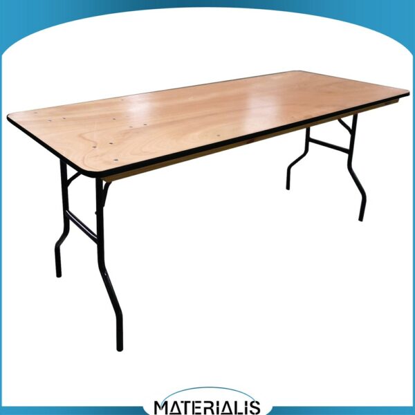 Table pliante traiteur 183x76 cm en bois contreplaqué vernis, très résistante, pliante et empilable. Idéale pour les événements et les professionnels du catering.